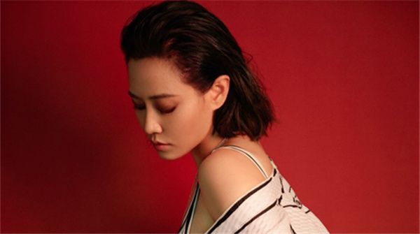 谭卓晋升品牌艺术大使 黑白涂鸦风演绎时髦酷girl