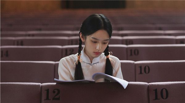 周也《我们的西南联大》开机  化身北大才女流连荷塘美目盼兮