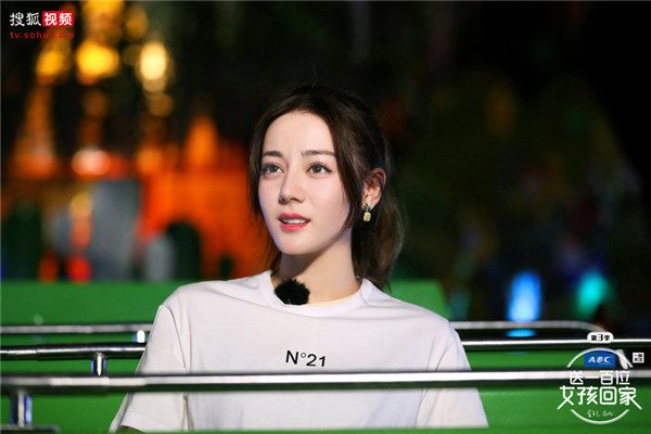 迪丽热巴室内小火车.jpg