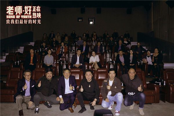 5主创们与观众亲密互动.jpg