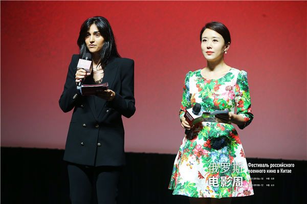 俄文主持人卡佳和中文主持人颜丹晨.jpg