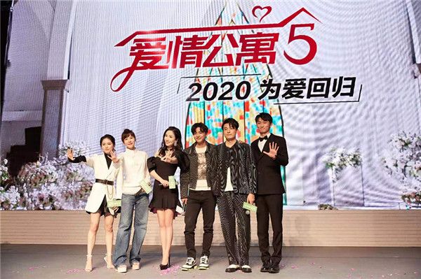 3 《爱情公寓5》娄艺潇等主演合影.jpg