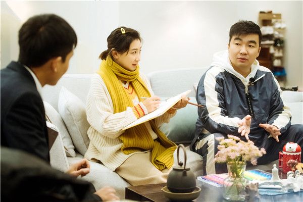何雯娜梁超和婚策师商讨婚礼形式.jpg