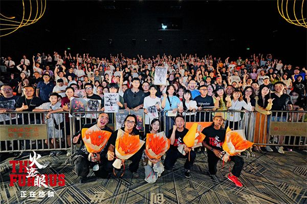 1、电影《火遮眼》成都路演现场图-大合影.jpg 1、电影《火遮眼》成都路演现场图-大合影.jpg