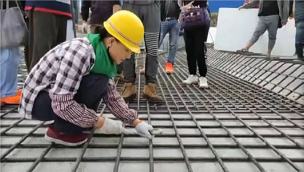 孙茜候场时依然深陷戏中 工地干活认真不苟全神贯注