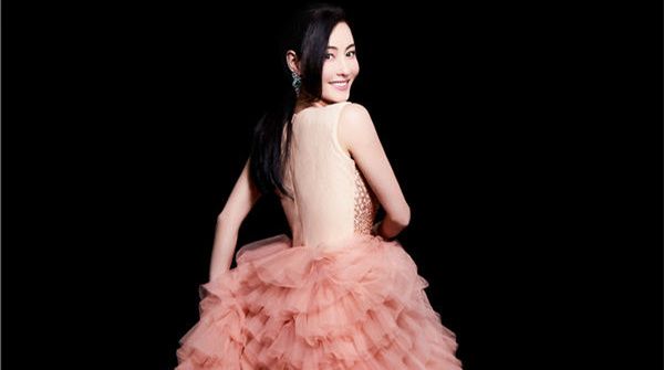 张柏芝登越南杂志封面 复古摩登造型完美诠释优雅魅力