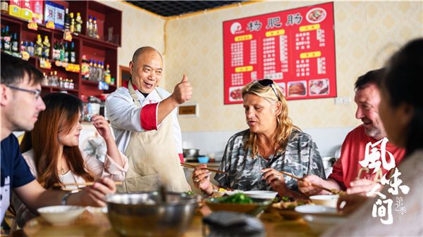 杨昌志与肥肠店食客.jpg