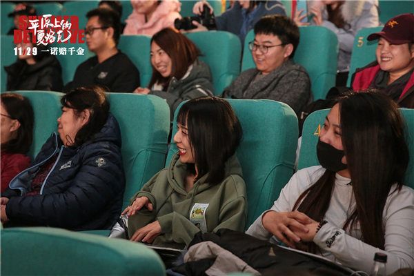 大爷们朴实却逗趣的表达令现场掌声与笑声不绝于耳.JPG