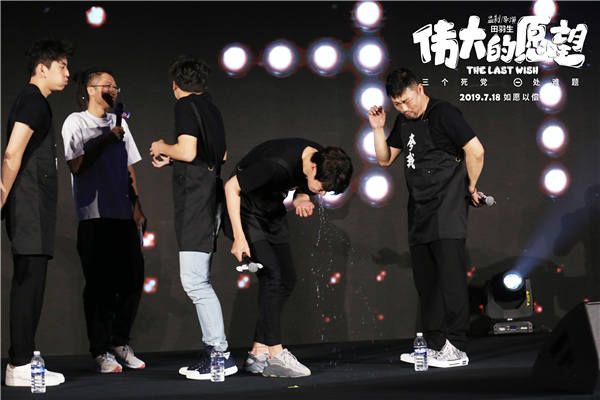 爆笑“憋笑挑战”.jpg