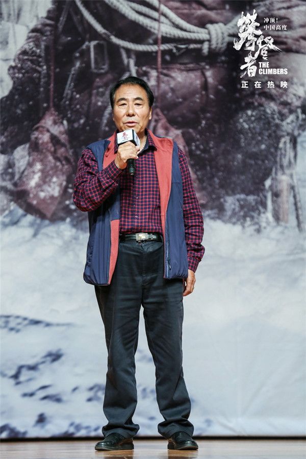 攀登英雄桑珠现场回顾登峰经历.jpg