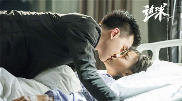 《追球》“磕糖”现场 李艺彤“御姐变软妹” 李汶翰坐稳“搞笑C位”