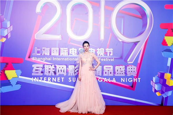 吴敏霞现身上海国际影视节 跨界颁奖见证精品之作