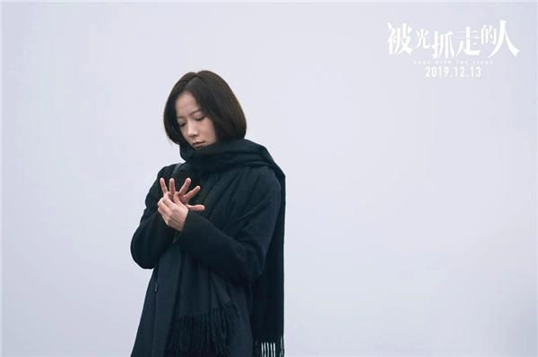 王珞丹江边看戒指.jpg