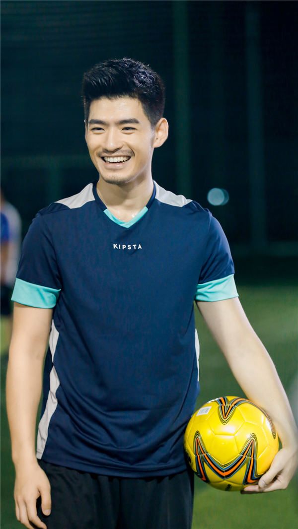 楚楠踢足球.JPG