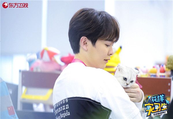 尤长靖抱猫.jpg