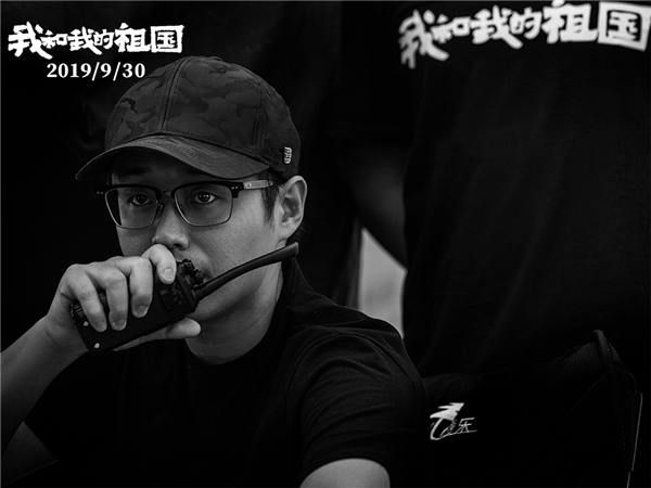 8、文牧野导演手执对讲机目光坚定.jpg