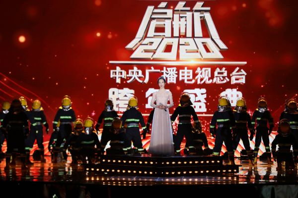 「启航2020」央视跨年晚会今晚播出 韩雪动情演唱《追光者》