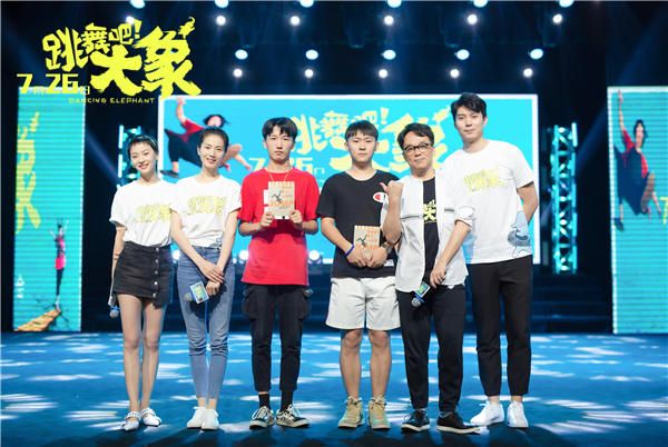 主演舞台合影.jpg