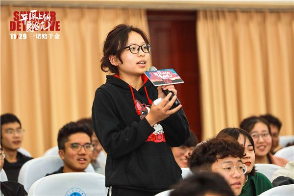 学生向徐磊导演提问.jpg