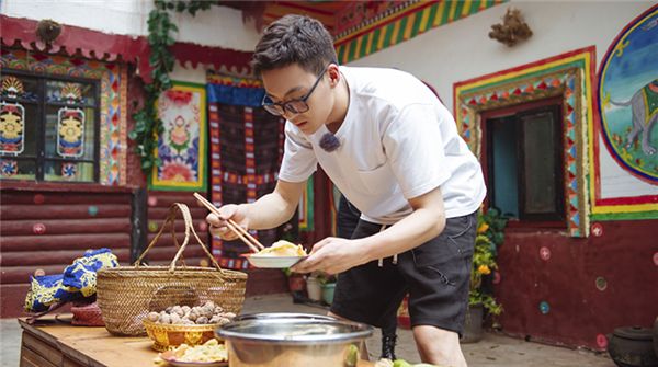 《一路成年》徐锦江化身行走的榨汁机 岳秀清空降吐槽儿子做饭难吃