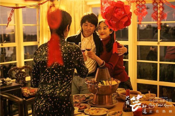 《只有芸知道》黄轩杨采钰新婚夜吃火锅.jpg