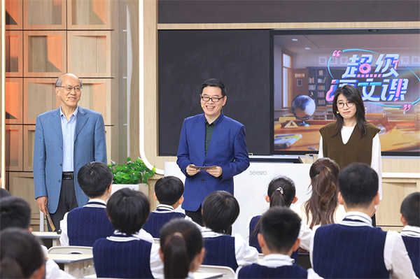 教育综艺新范式 《超级语文课》用“荒诞与诗意”给出超级答卷
