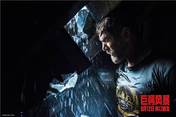 海莉父亲躲避飓风洪水.jpg