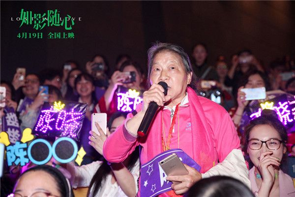 南京路演活动现场激动的奶奶粉.jpg