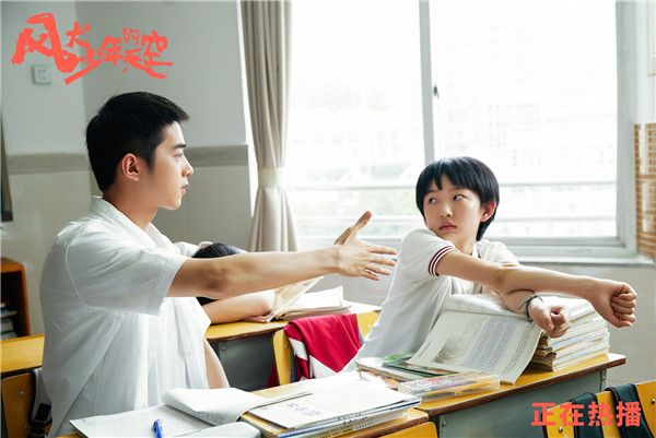 3、梁靖康周依然初次坐同桌.jpg