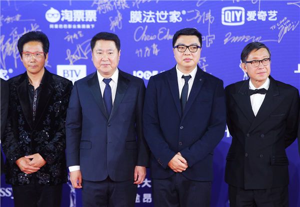 1电影《烈火·英雄》出品方代表出席北京国际电影节开幕红毯.jpg