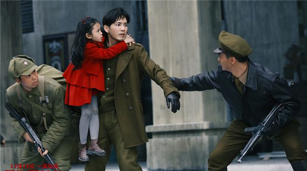 电影《解放·终局营救》发布“不放手”主题剧照 “镌刻”人性高光瞬间