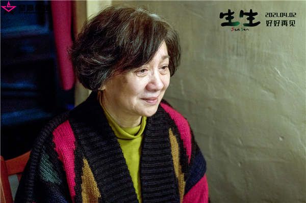 鲍起静 饰演幽默乐天的莉莉奶奶.jpg