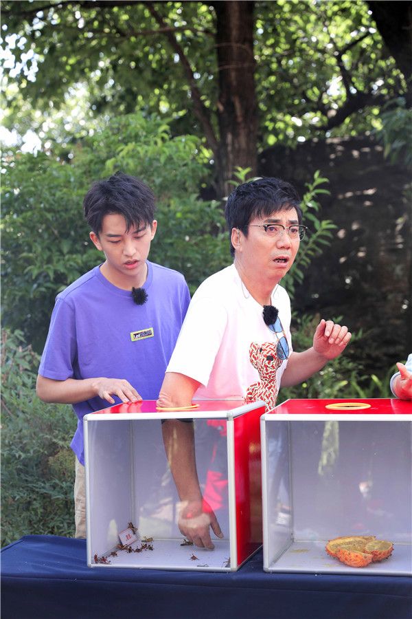 1范明摸黑箱.jpg