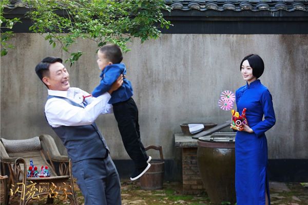 江竹筠与彭咏梧一家三口.jpg