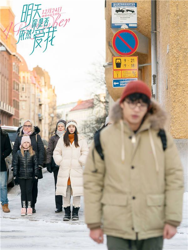 Angelababy街头等待李鸿其转身.jpg