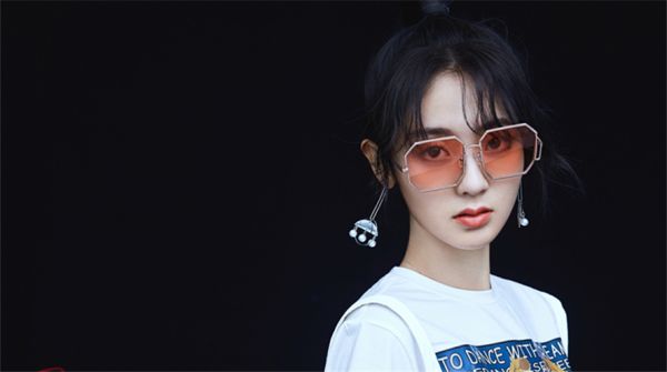邢菲时尚大片张力足 可盐可甜反转魅力满分