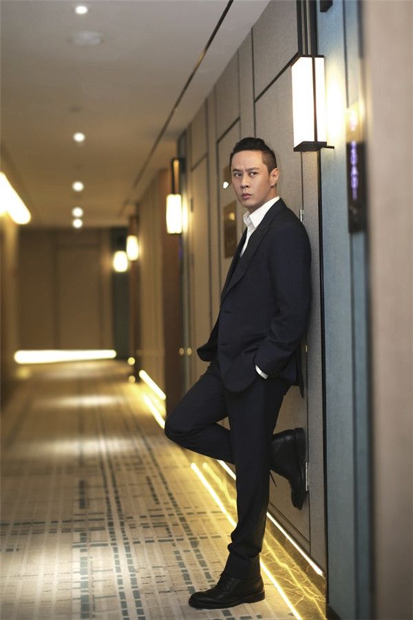 马浴柯身着笔挺西装.jpg