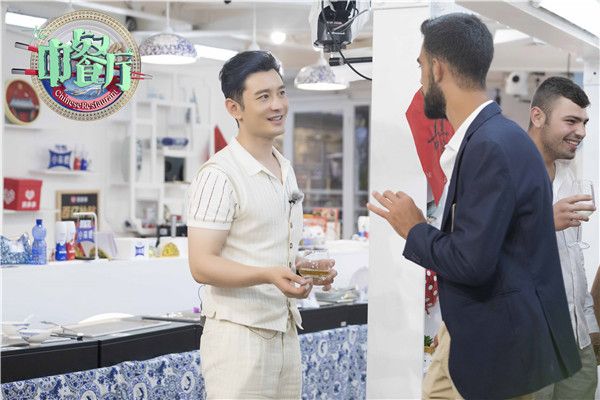 黄晓明与外国友人沟通细节互动亲切十足.jpg