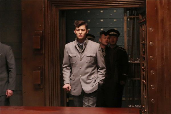 2张铭恩中山装.jpg
