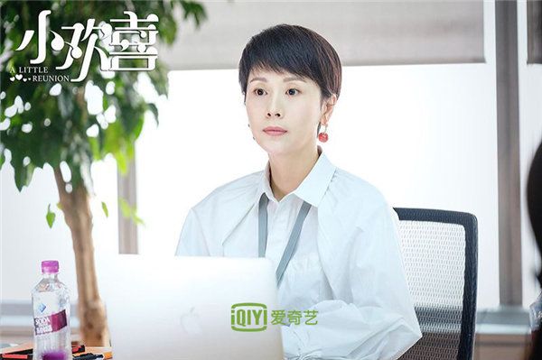 2童文洁静坐办公.jpg