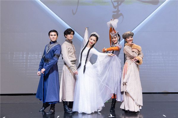 佟丽娅与舞蹈剧场舞蹈演员代表合影.jpg