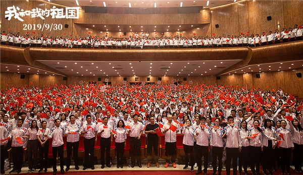 徐峥宁浩学生大合影.jpg