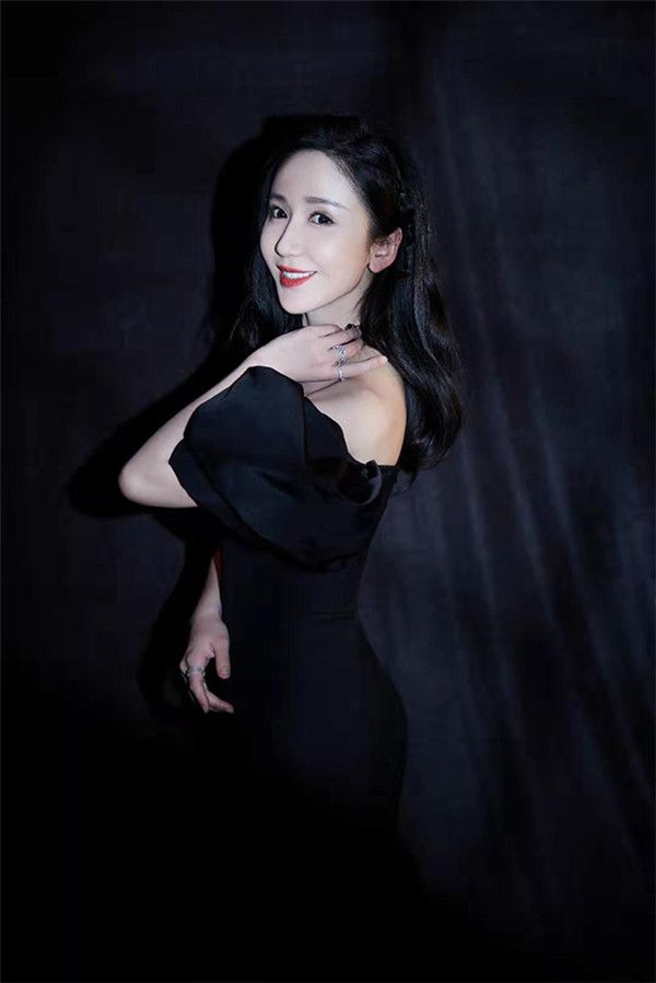 5 娄艺潇黑色鱼尾裙.jpg