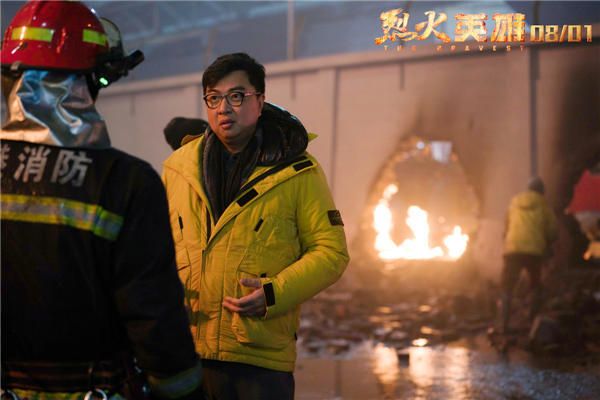 陈国辉拍摄期间给演员讲戏.jpg