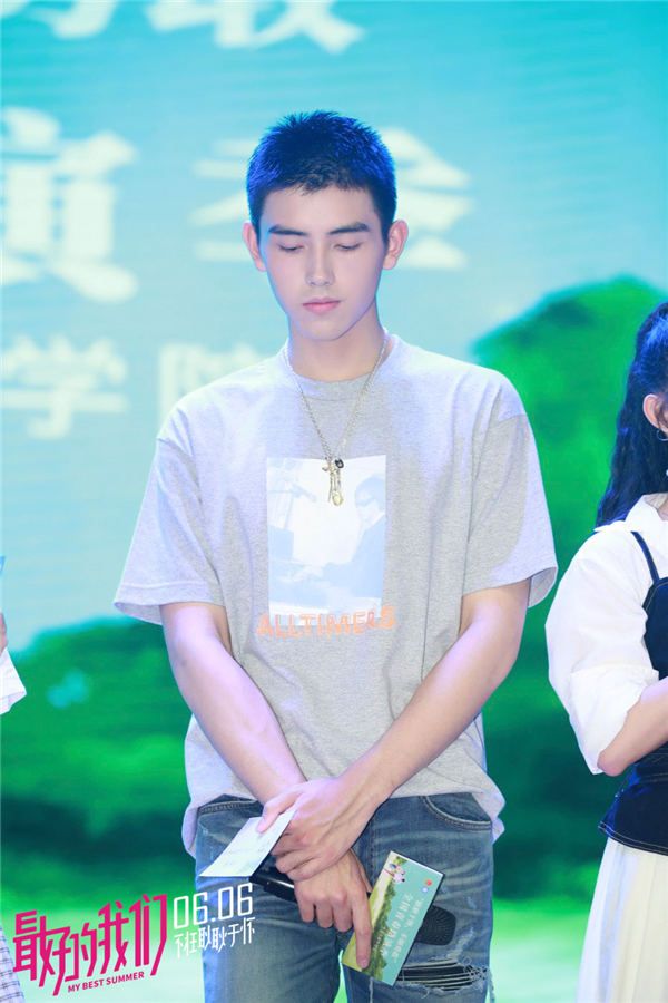 陈飞宇与学生们近距离交流.jpg