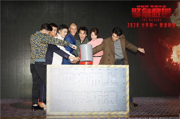 主演们用“克服”锤正式启动路演.jpg