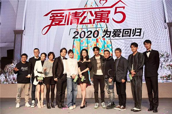 2 《爱情公寓5》全体主创合影.jpg