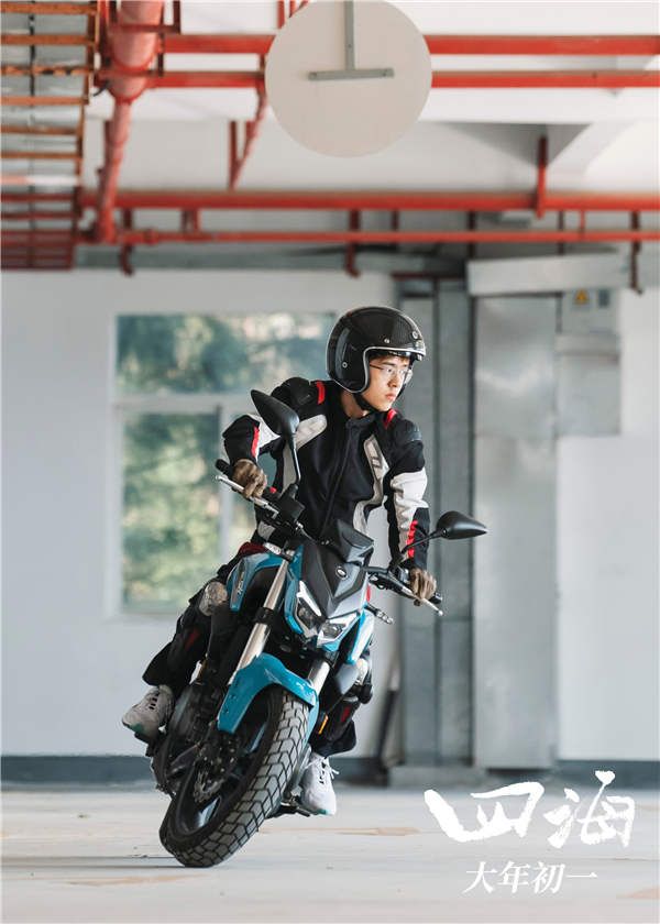 3、刘昊然为角色学习骑摩托车.jpg