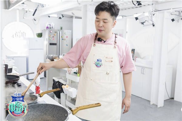 杜海涛后厨做饭.jpg