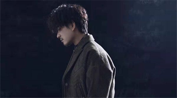 陈龙解锁秋冬in时尚 眼神带戏充满成熟男人魅力
